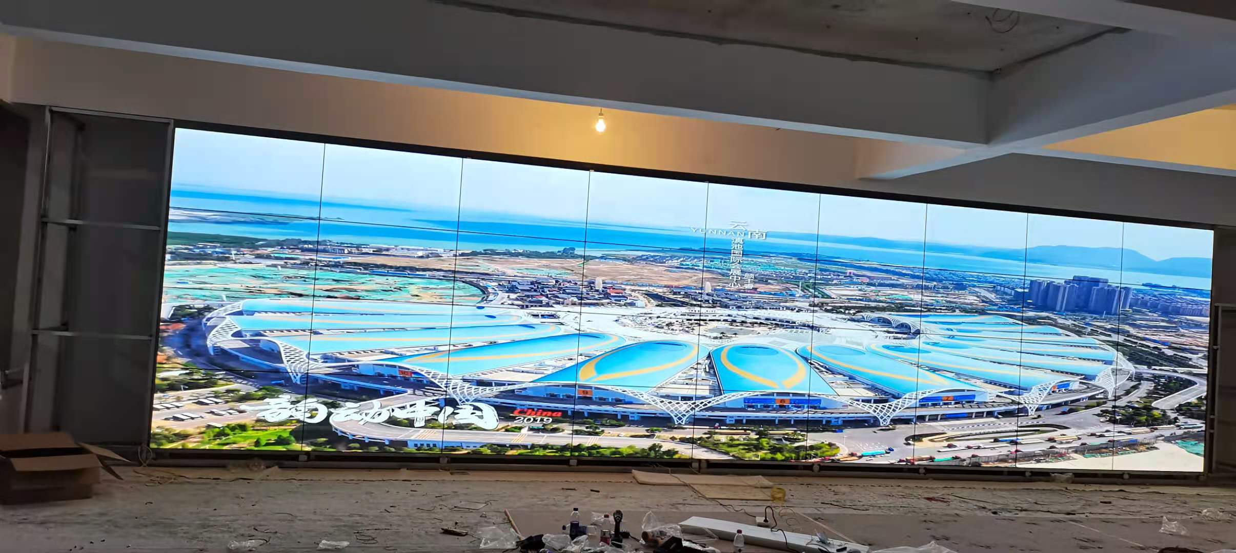 不同氣候條件（如高溫、高濕度、沙塵）下，戶外LED顯示屏的維護策略有何差異？